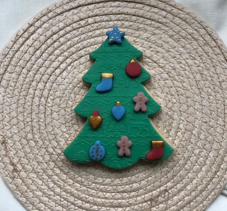 Christmas Tree Cookie Cutter with Mini Accessories 16 x 12cm Cookie Cutter & Embosser Set